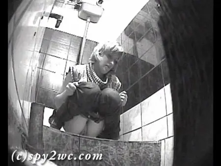 ナイトクラブのトイレの隠されたカメラは、女性のように撮影されます